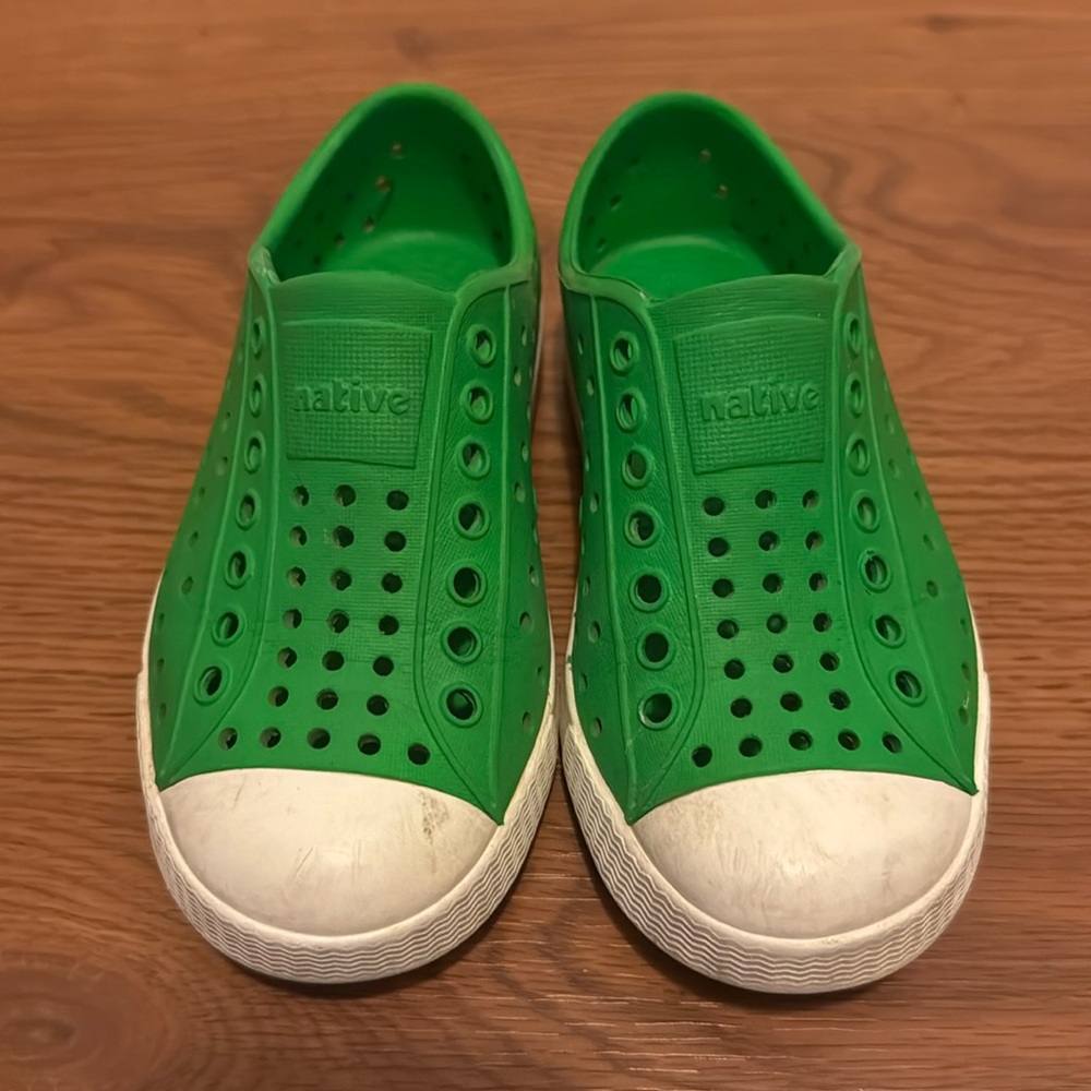 Native shoes size 9 green